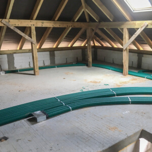 Przewody prowadzone po stropie pod dachem, będą ocieplone grubszą warstwą styropianu.