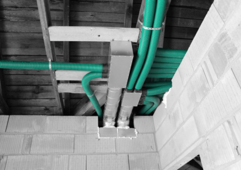 Zdjęcie przedstawiające prawidłowo ułożoną instalację rekuperacji Air Green Pro w nowo wybudowanym budynku