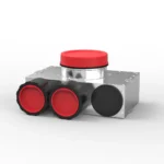 Zdjęcie, na którym widzimy skrzynkę rozprężną z zamontowaną zaślepką samouszczelniającą 75 mm Air Green Pro, która umożliwia szybkie i pewne uszczelnienie otworów w skrzynce rozprężnej lub rozdzielaczu powietrza!