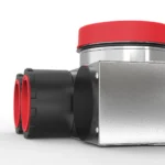 Zdjęcie, na którym widzimy skrzynkę rozprężną z zamontowaną zaślepką samouszczelniającą 75 mm Air Green Pro, która umożliwia szybkie i pewne uszczelnienie otworów w skrzynce rozprężnej lub rozdzielaczu powietrza!